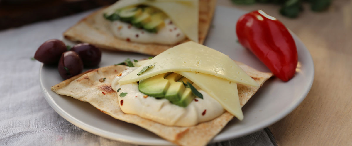 A video of hummus greens and flatbread